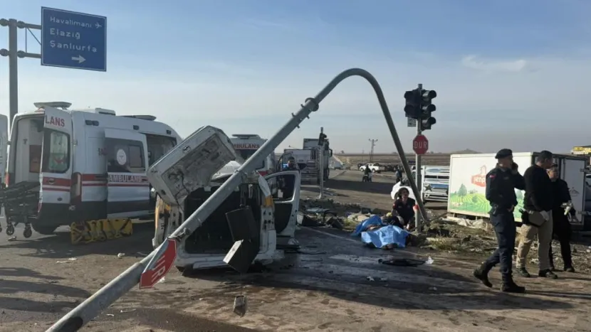 Diyarbakır’da katliam gibi iki kazada 8 kişi öldü, 14 kişi yaralandı