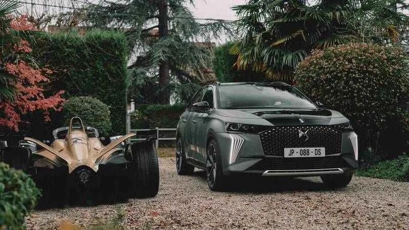 Jean-Eric Vergne, özel tasarlanan DS 7 E-TENSE 4X4 360’ın direksiyonuna geçti