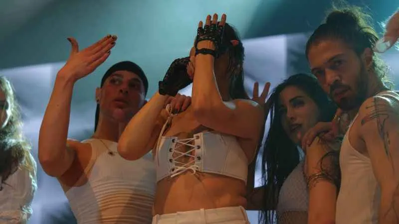 Yine çok konuşulacak bir Hande Yener tarzı