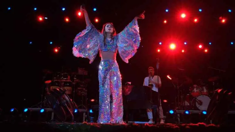 Hollandalı Türk şarkıcı Karsu evleniyor mu?