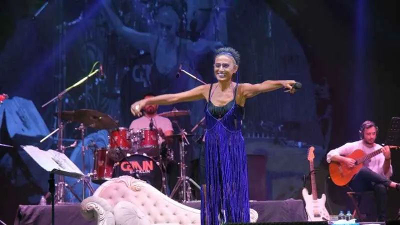 Yıldız Tilbe konseri doldu taştı