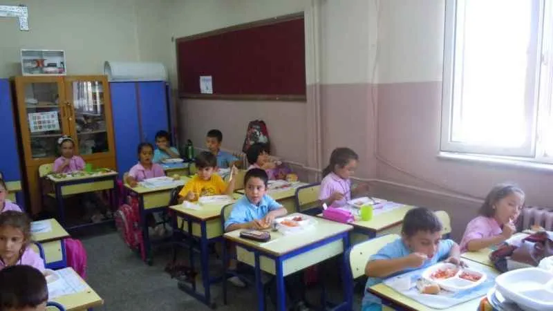 Okullarda teneffüslerden biri en az 20 dakika olacak