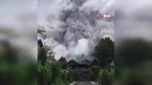 Merapi Yanardağı yeniden patladı, binlerce kişi tahliye edildi