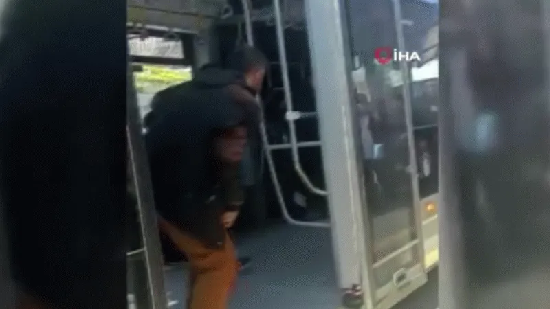 Metrobüs'te bıçaklı kavga: 3 kişi yaralandı 