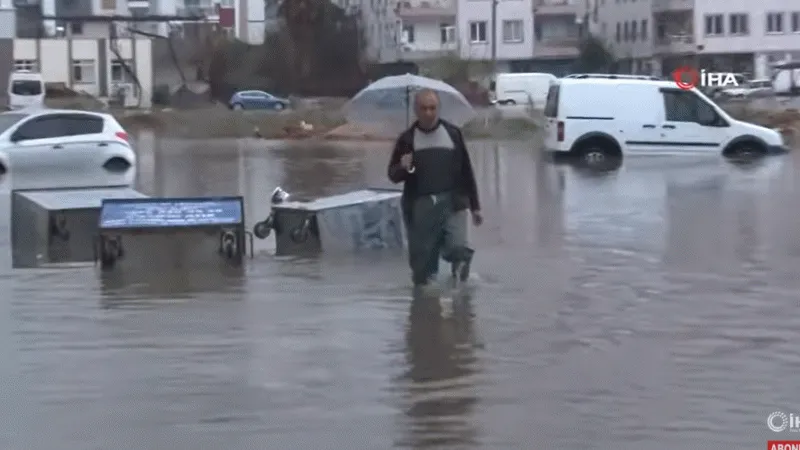 Evleri Su Basıp Boğulma Tehlikesi Yaşayan Vatandaşlar Üst Katlardaki Komşularına Sığındı