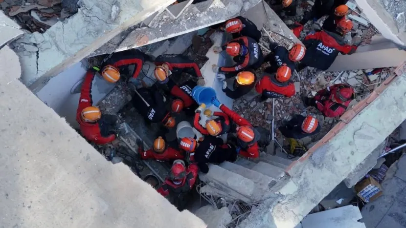 Enkaz altından sevindiren ses