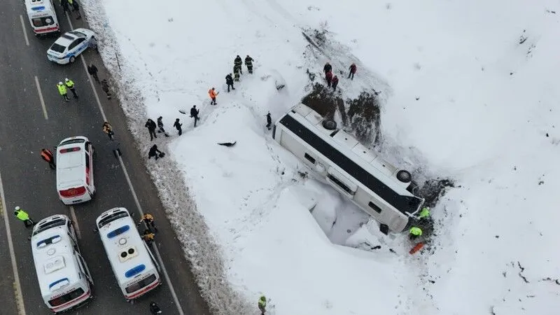 Erzincan’da otobüs devrildi! 21 yaralı var