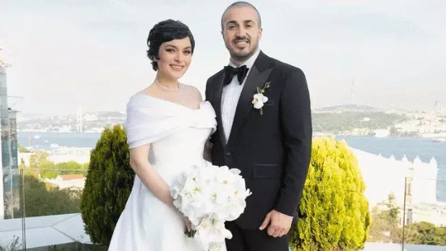 Ezgi Mola hamile olduğunu duyurdu