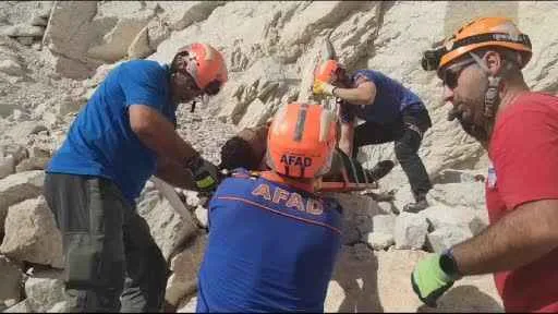 Taş ocağına düşen kaçak göçmeni AFAD kurtardı