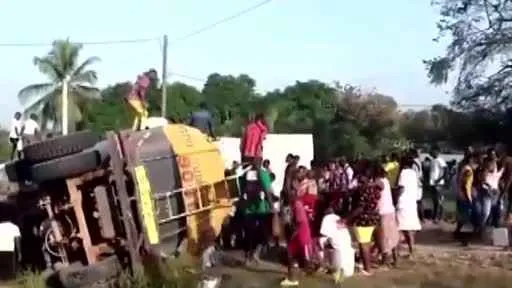 Tankerden sızan yakıtı almaya çalışan 40 kişi öldü