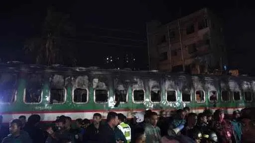 Bangladeş’te yolcu treni kundaklandı: 4 ölü