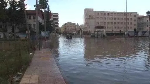 İskenderun'da sokak araları sular altında
