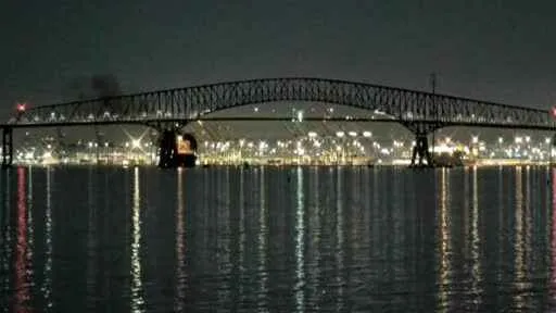 ABD’de kargo gemisinin çarptığı köprü yıkıldı