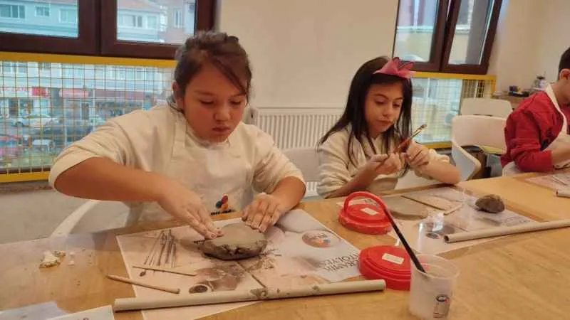 Çocuklar kendi seramik tabaklarını tasarlıyor