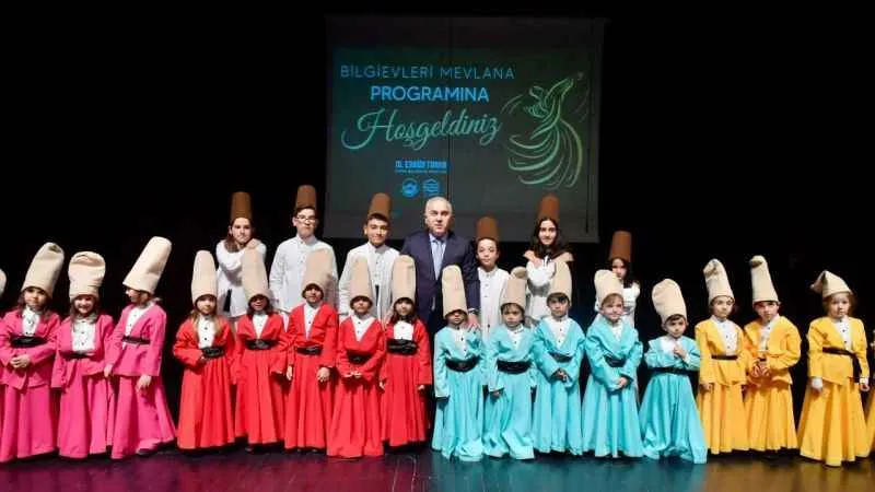 Fatih'te öğrencilerden unutulmaz Mevlana programı