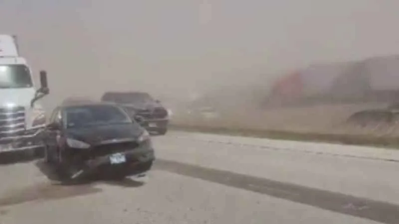 Kum fırtınasında 40’dan fazla araç birbirine girdi