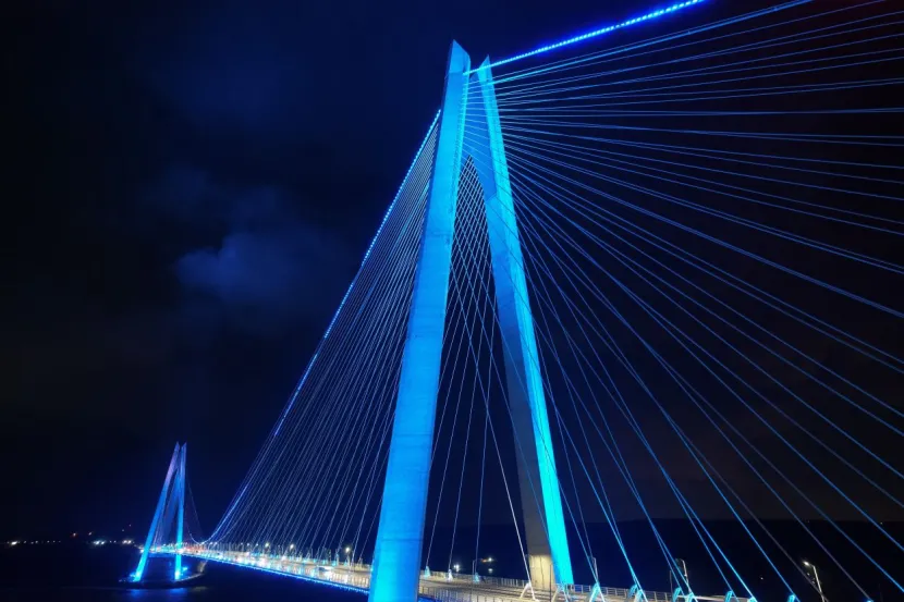 FSM ve Yavuz Sultan Selim köprüleri maviye büründü