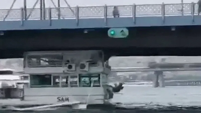 Tur teknesi Galata Köprüsü'ne çarptı