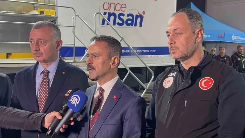 Gebze'de boşaltılan 21 bina ve 28 iş yeri için karar binalarla ilgili açıklama yapılıyor