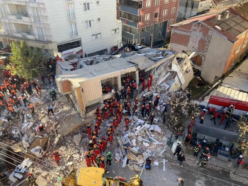 Gebze'de yıkılan binada mahsur kalan 5 kişilik ailenin kimlikleri açıklandı