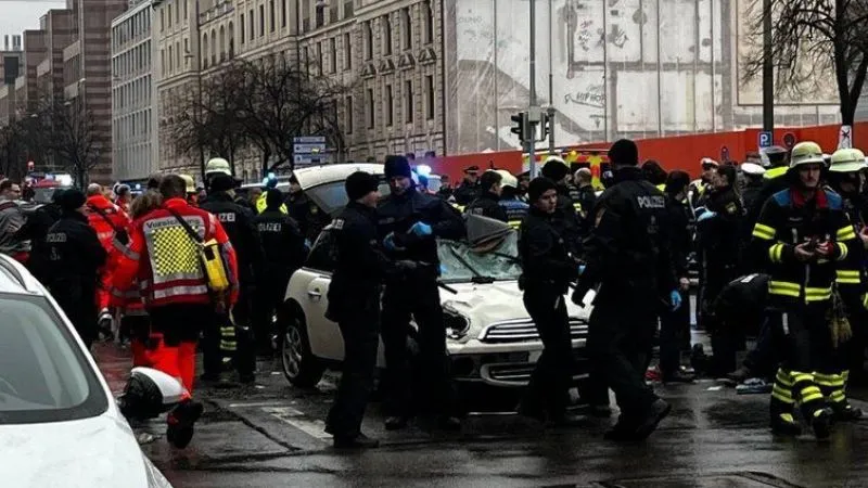  Almanya'da bir araç protestocuların arasına daldı: 28 yaralı