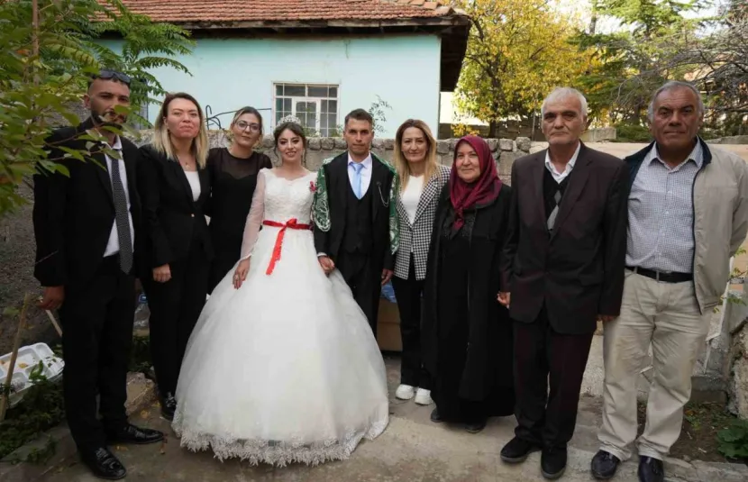Hacca gidemeyen yaşlı çift birikimleriyle gençlerin düğün hayalini gerçeğe dönüştürdü