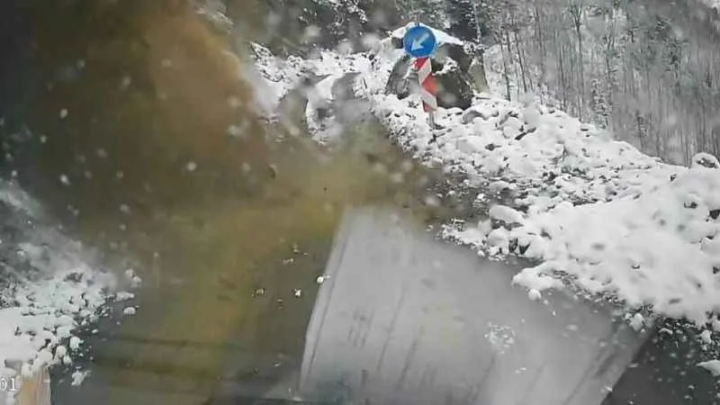 Artvin’de heyelan anı araç kamerasına yansıdı