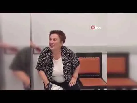 Trabzon’un Of ilçesinde hastanede sıra bekleyen tesettürlü iki kadına hakaret edip alay etti