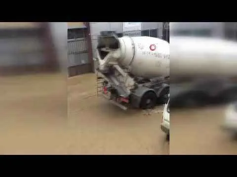 Trabzon'da su borusu patladı, yollar göle döndü