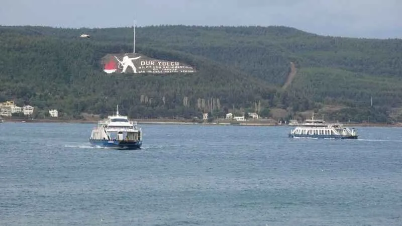 Çanakkale Boğazı sisin etkisini yitirmesiyle tekrar trafiğe açıldı