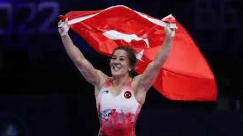 ALTIN MADALYA YASEMİN ADAR 'IN