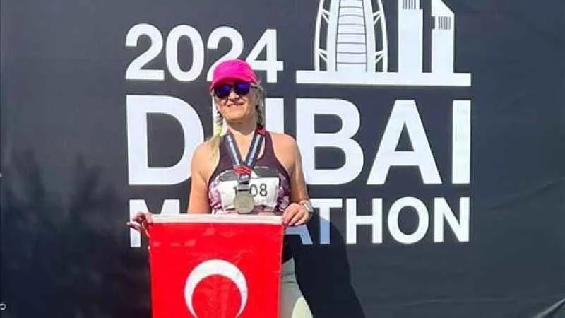 İnegöllü kadın sporcu Dubai Maratonu'nda koştu