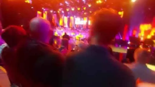 İklim aktivistleri hükümetin petrol politikalarını stüdyo basarak protesto etti