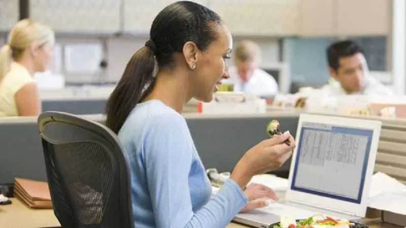 Masa başı çalışanlara 10 altın beslenme önerisi