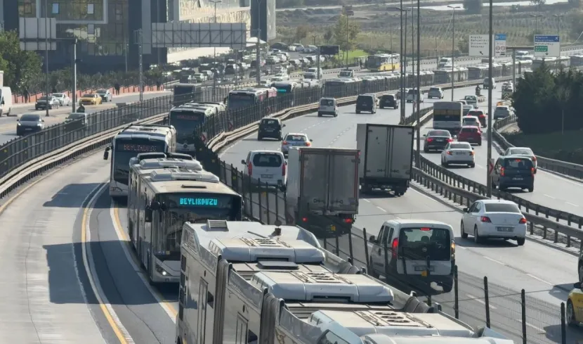 İstanbul'da iki metrobüs çarpıştı: 1 yaralı