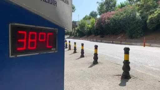 İstanbullular sıcak havada Boğaz'ın sularında serinledi