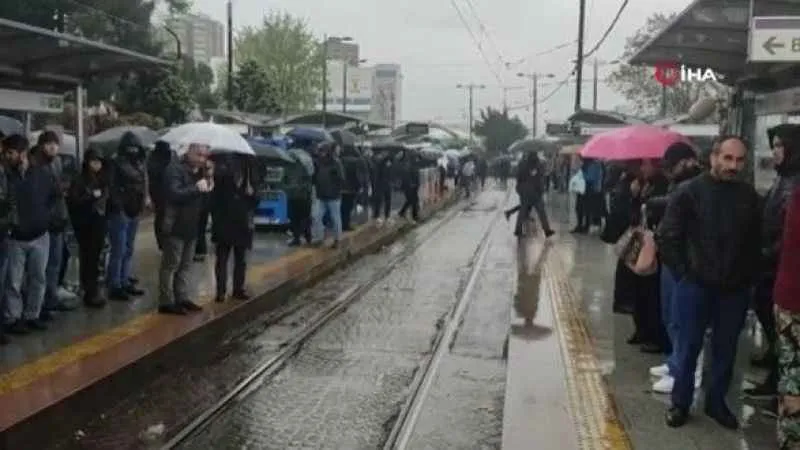 Kabataş - Bağcılar tramvayı yine arızalandı, vatandaşlar Ekrem İmamoğlu’na tepki gösterdi