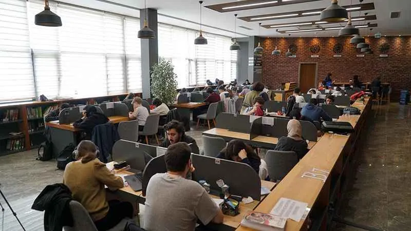 Kağıthaneli gençler derslerini Millet Kıraathanelerinde çalışıyor