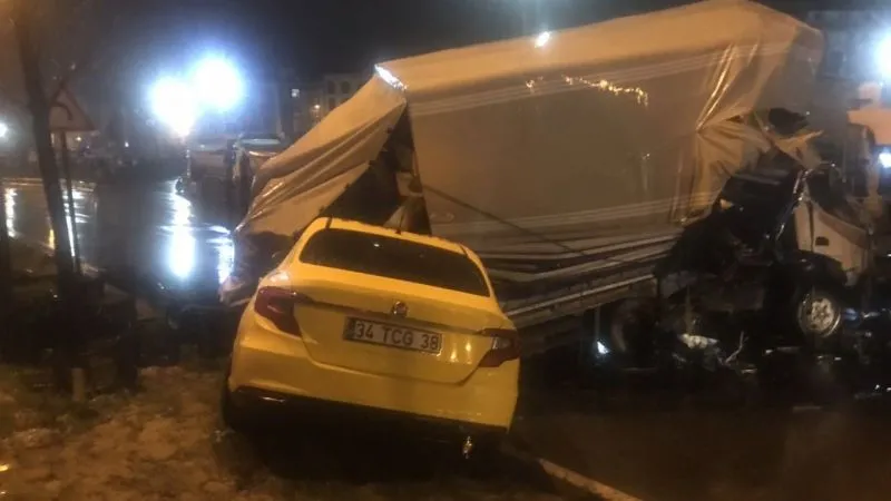 Sultangazi’de kamyon ticari taksinin üstüne devrildi: 3 kişi yaralandı