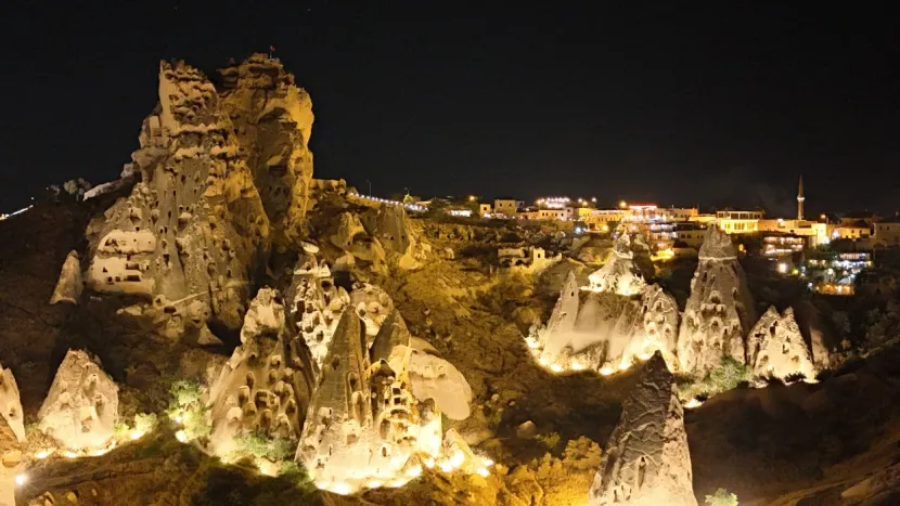 Kapadokya’da ışıklandırılan vadiler bölgenin ihtişamını artırdı