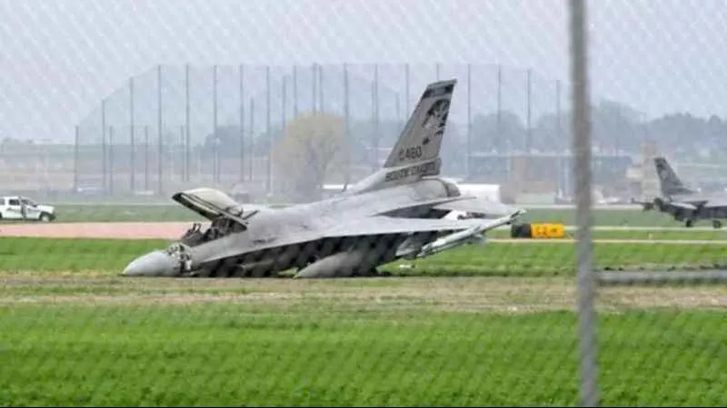 Güney Kore’ye ait savaş uçağı düştü