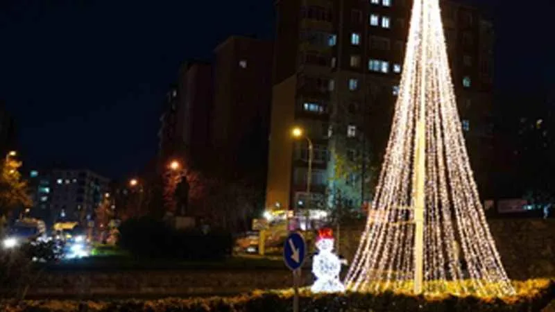 Kartal, yeni yıl süslemeleriyle ışıl ışıl