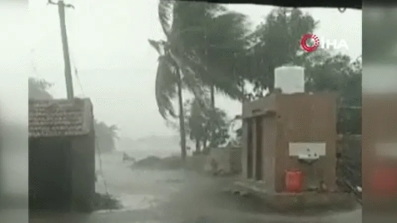 Biparjoy Kasırgası’nda 150 bin kişi tahliye edildi