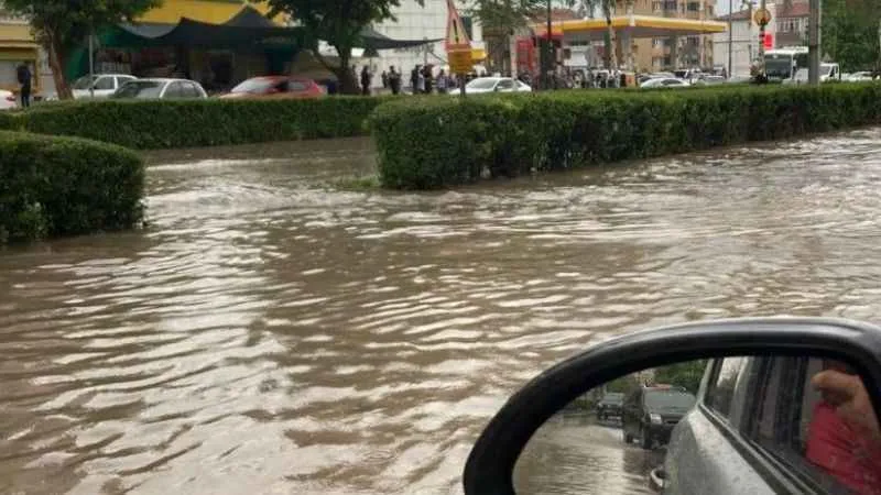 Kayseri'de sağanak yağış: Evleri ve dükkanları su bastı
