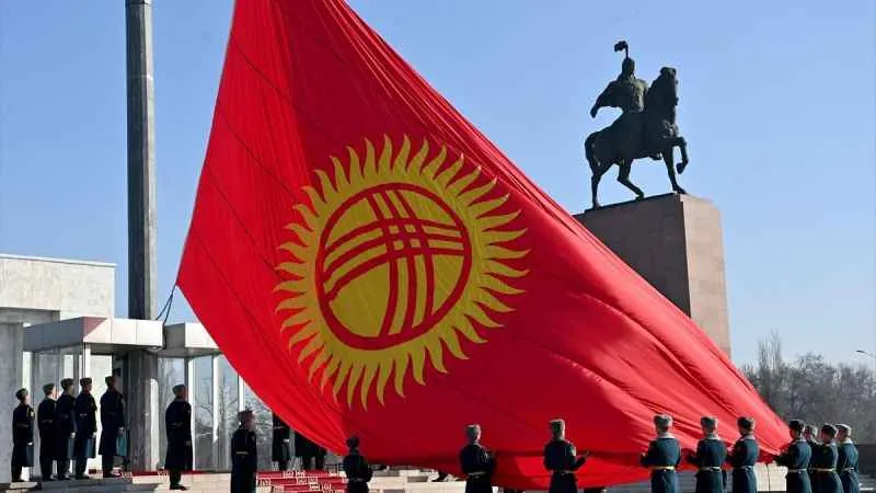 Kırgızistan'da Kırgızca bilmeyen devlet memurları işten çıkarılacak