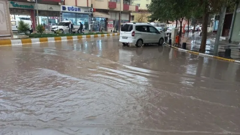 Kızıltepe’de 30 dakikalık yağış ile caddeler göle döndü