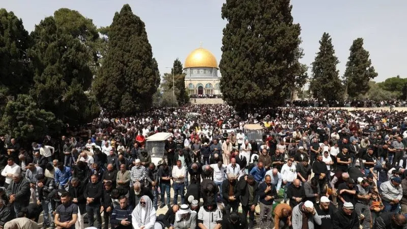 Mescid-i Aksa’da toplanan 100 bin Müslüman bayram namazı kıldı
