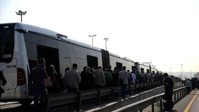 Metrobüs arıza yaptı, vatandaş isyan etti: "Böyle hizmet mi yapılır"