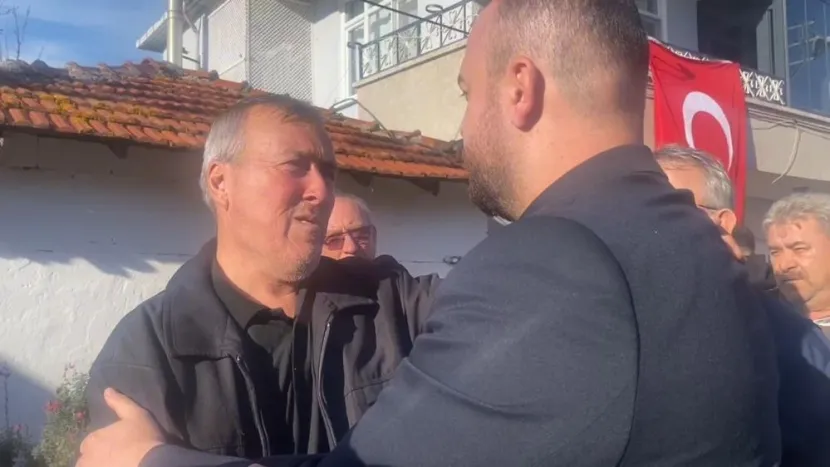 MHP'li başkana sarılan şehit babası gözyaşları içinde "Beni Devlet Bahçeli'ye götürün" dedi