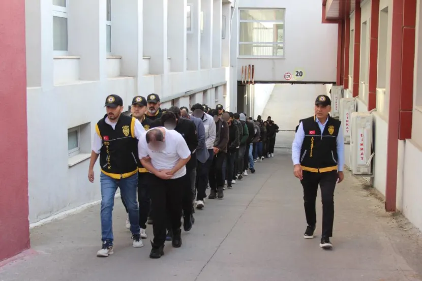 Müteahhitleri dolandıran şebekeye 23 ilde dev operasyon